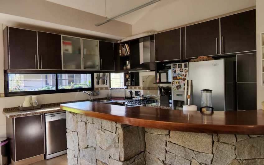 Venta Casa, 4 dormitorios, Carrasco Norte, 2 Garage.