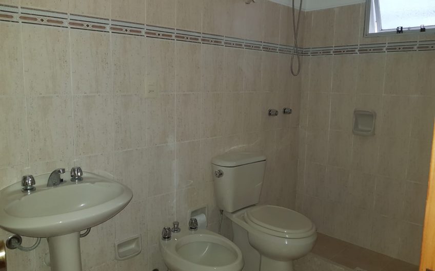 Venta apartamento, 2 dormitorios, Malvín, Garage, Rambla.