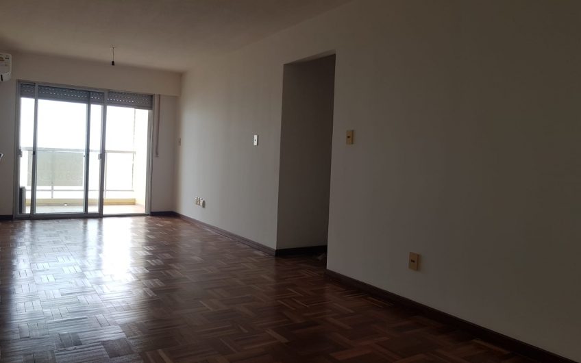 Venta apartamento, 2 dormitorios, Malvín, Garage, Rambla.