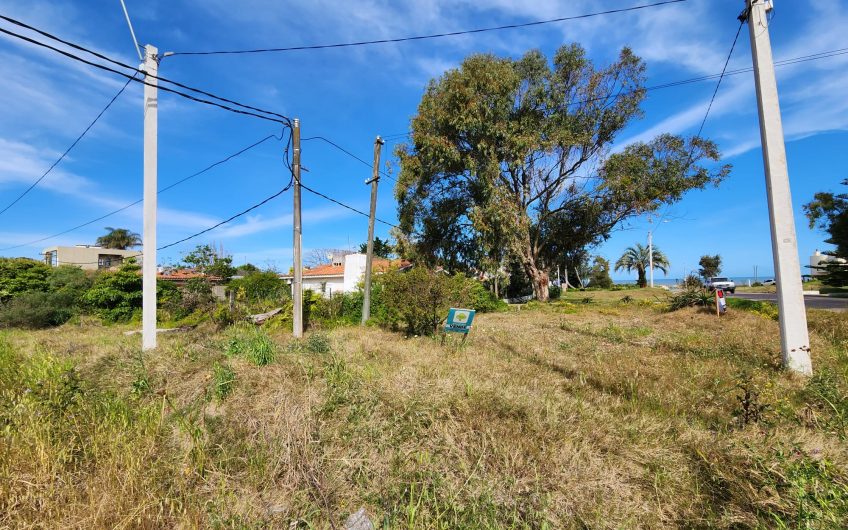 Terreno esquina ubicado a pasos del mar