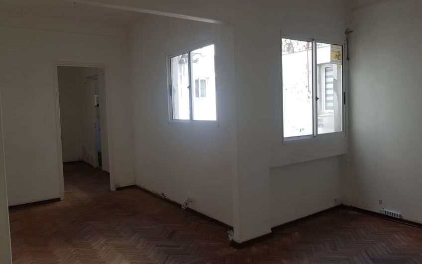 Un dormitorio, 2do piso por escalera