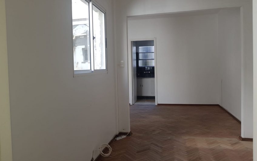 Un dormitorio, 2do piso por escalera