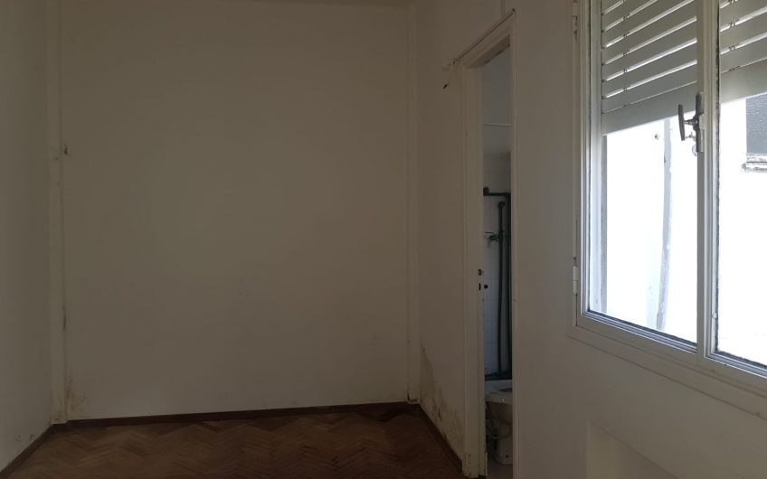 Un dormitorio, 2do piso por escalera
