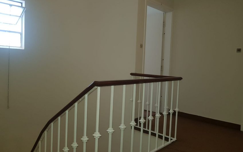 Un dormitorio, 2do piso por escalera