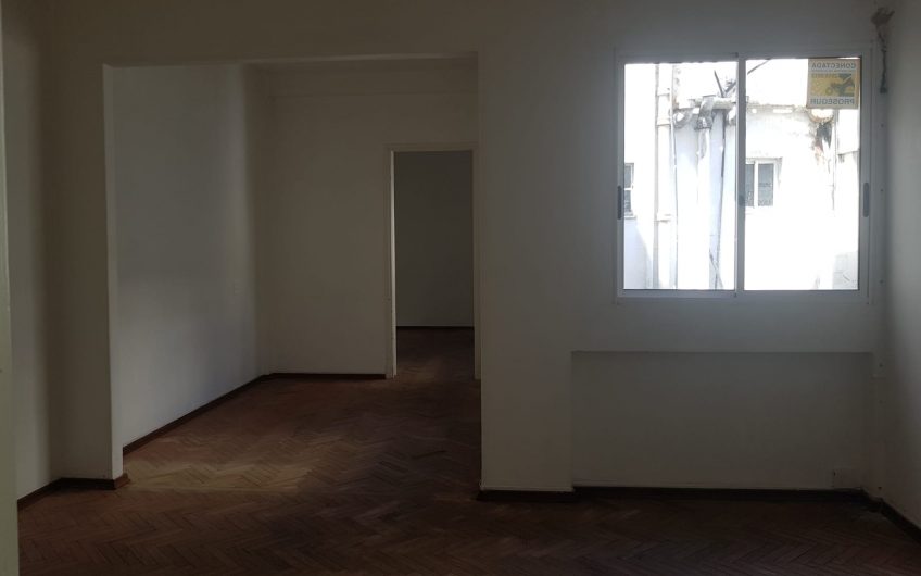 Un dormitorio, 2do piso por escalera