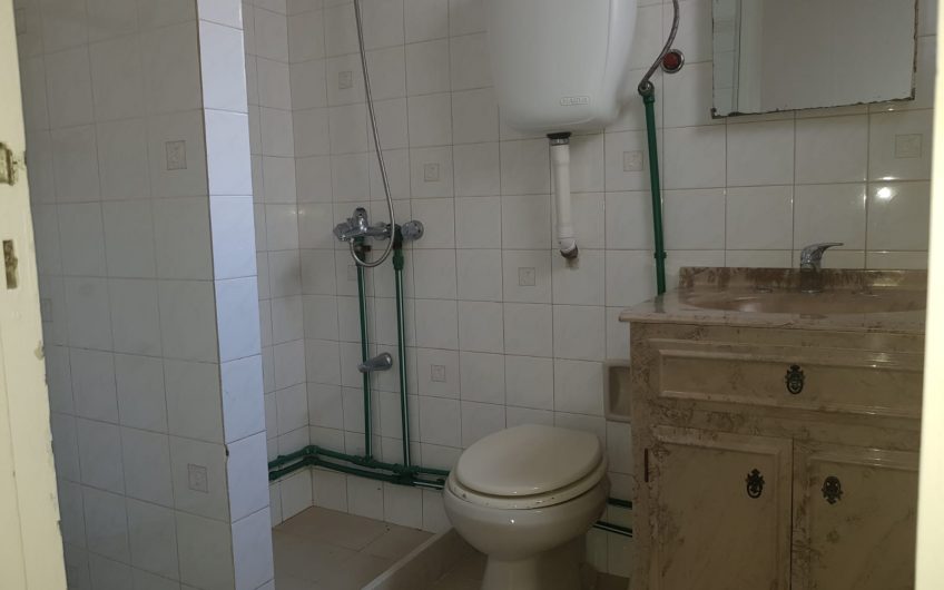 Un dormitorio, 2do piso por escalera