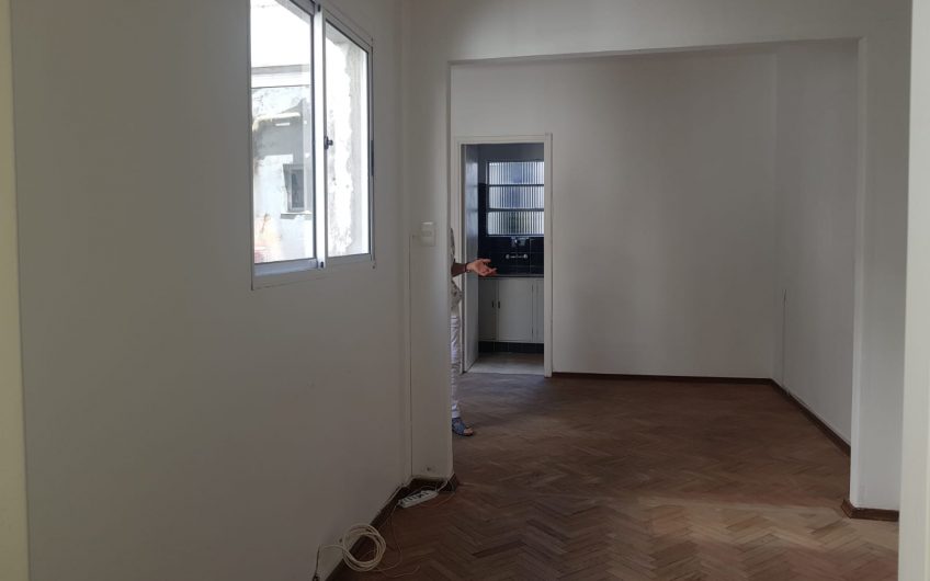 Un dormitorio, 2do piso por escalera
