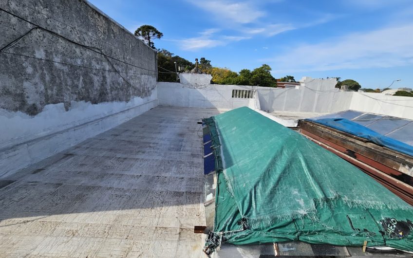 Casa antigua, 4 dormitorios, patio con parrillero, acceso a azotea