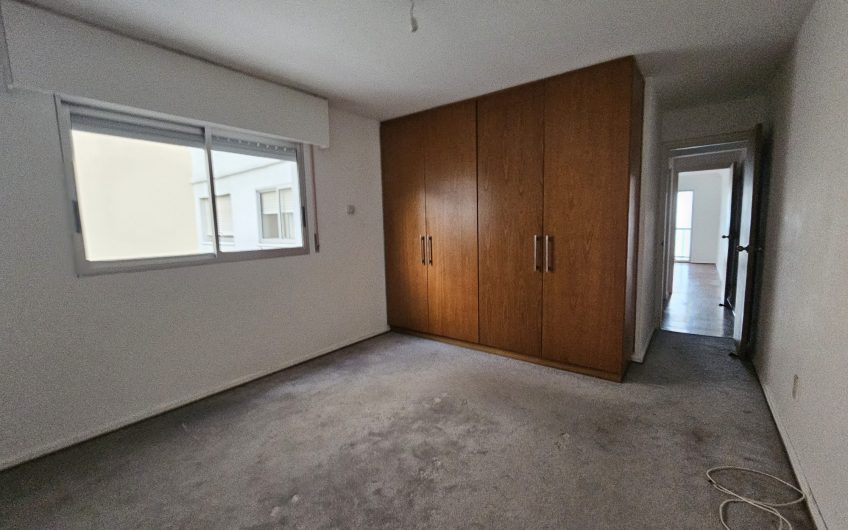 Frente a Rambla de Malvin, 2 dormitorios, 2 baños, garage