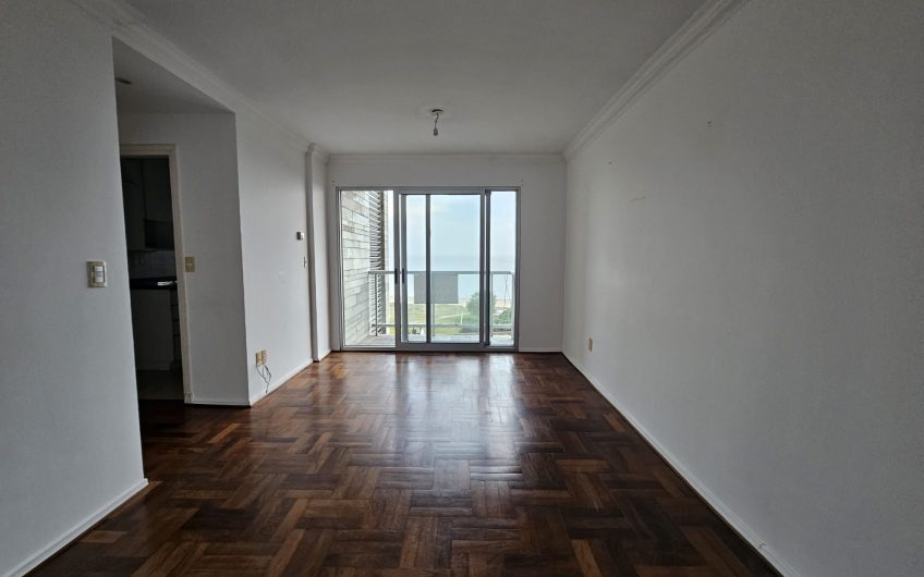 Frente a Rambla de Malvin, 2 dormitorios, 2 baños, garage