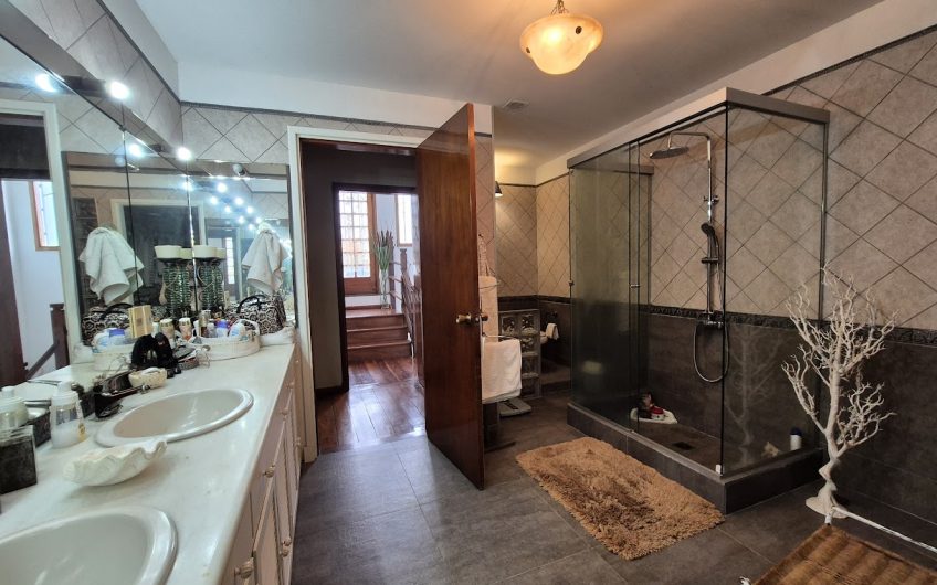 Casa en padrón único, pronta para entrar