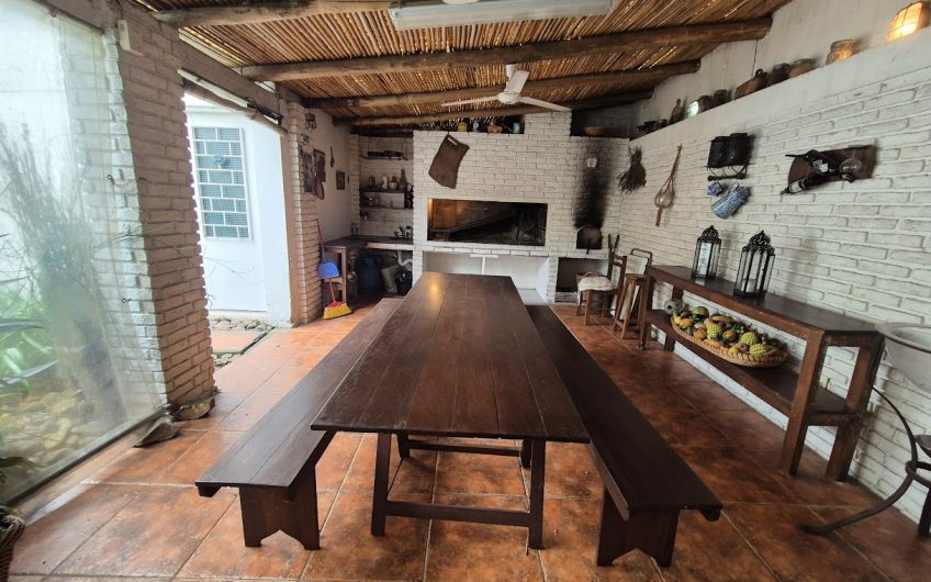 Casa en padrón único, pronta para entrar