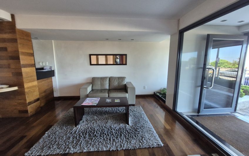 Frente al mar, piso 7, vistas panorámicas, dos dormitorios en suite, garage, box.
