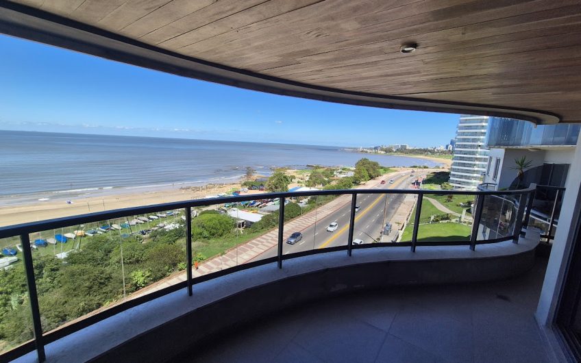 Frente al mar, piso 7, vistas panorámicas, dos dormitorios en suite, garage, box.