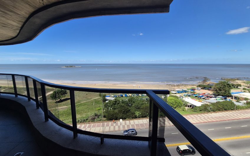 Frente al mar, piso 7, vistas panorámicas, dos dormitorios en suite, garage, box.