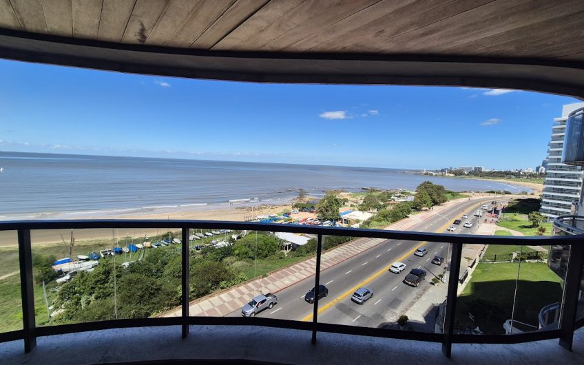 Frente al mar, piso 7, vistas panorámicas, dos dormitorios en suite, garage, box.