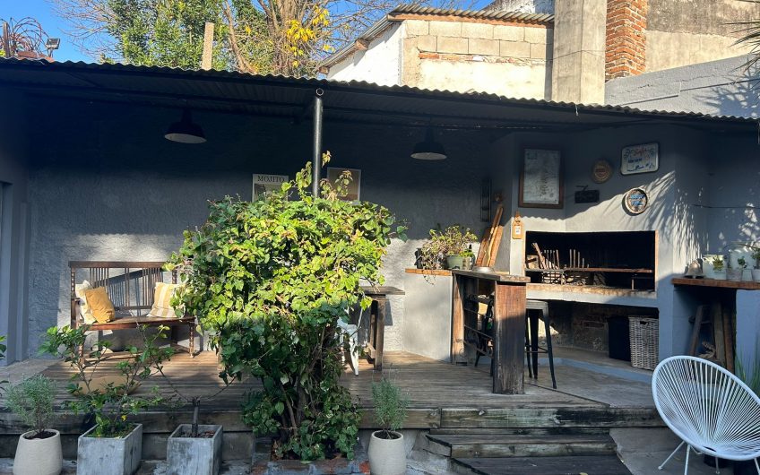 Casa al frente con patio, 2 dormitorios, parrillero