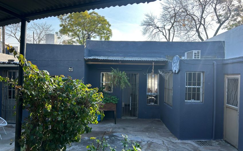 Casa al frente con patio, 2 dormitorios, parrillero
