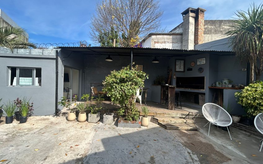 Casa al frente con patio, 2 dormitorios, parrillero